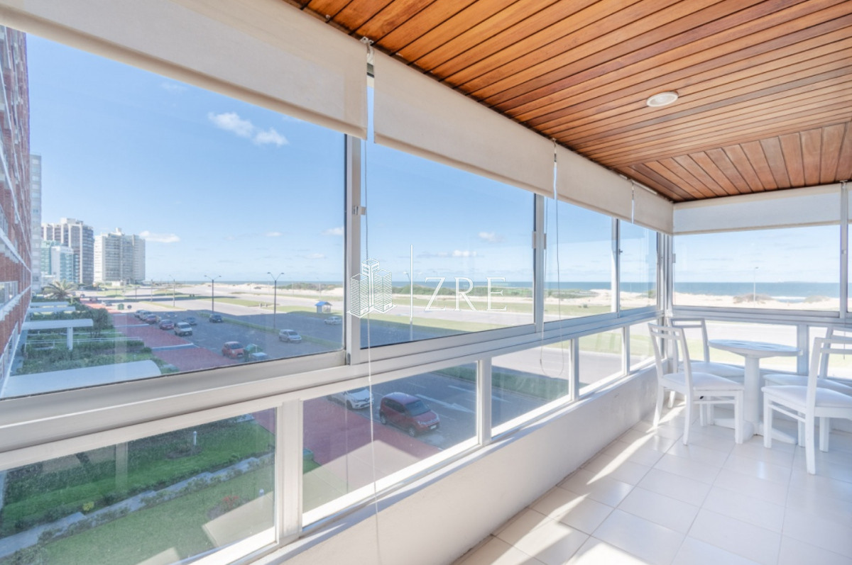Apartamento ID.674 - Venta apartamento 3 dormitorios. Playa brava, Punta del Este. 