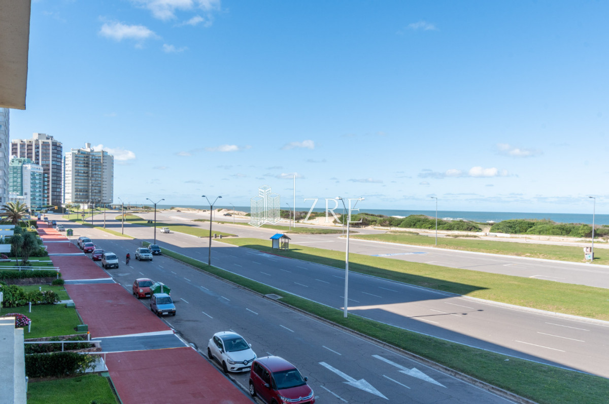 Apartamento ID.674 - Venta apartamento 3 dormitorios. Playa brava, Punta del Este. 