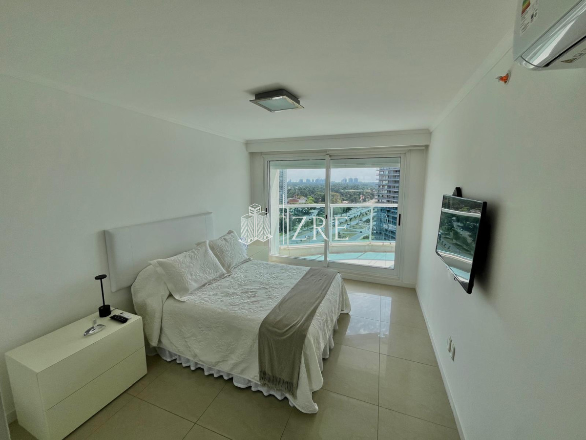 Apartamento ID.656 - Venta apartamento 2 dormitorios. Playa mansa, Punta del Este. 