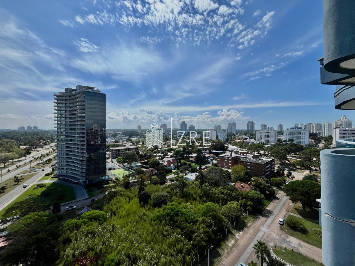 Apartamento ID.656 - Venta apartamento 2 dormitorios. Playa mansa, Punta del Este. 
