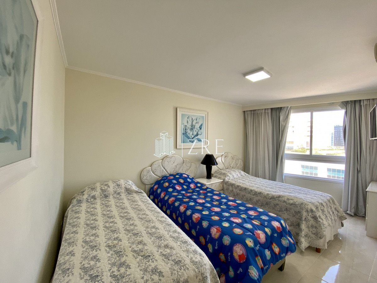 Apartamento ID.379 - Venta apartamento 3 dormitorios. Playa mansa, Punta del Este