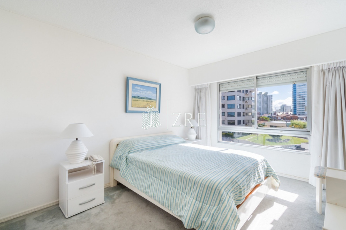 Apartamento ID.674 - Venta apartamento 3 dormitorios. Playa brava, Punta del Este. 