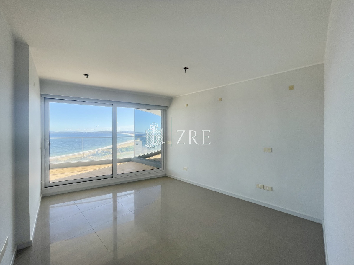 Apartamento ID.224 - Venta apartamento. 3 Dormitorios. Playa mansa, Punta del Este.