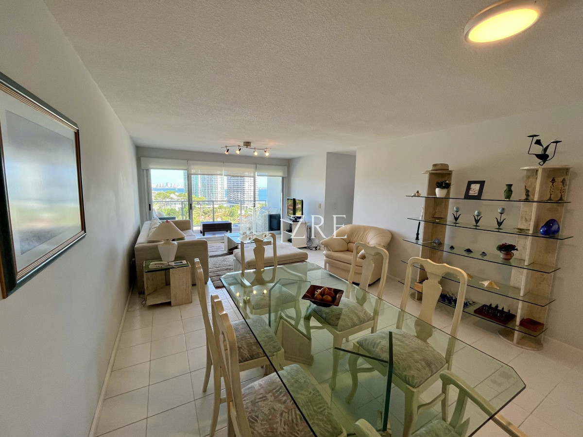 Apartamento ID.137 - Venta apartamento 3 dormitorios más dependencia, playa mansa. Punta del Este 