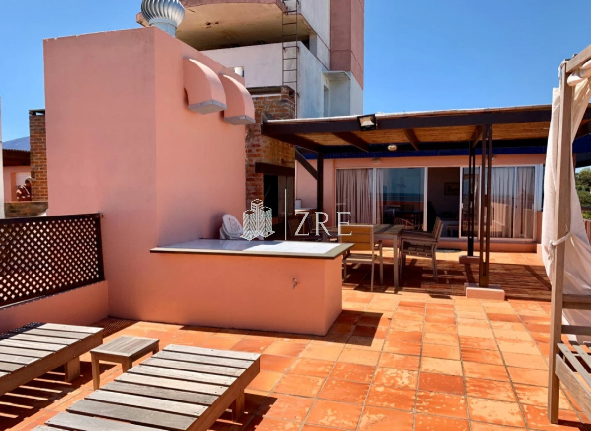 Apartamento ID.472 - Venta apartamento Frente al Mar, Playa Mansa en Venta Dos Dormitorios y Parrillero
