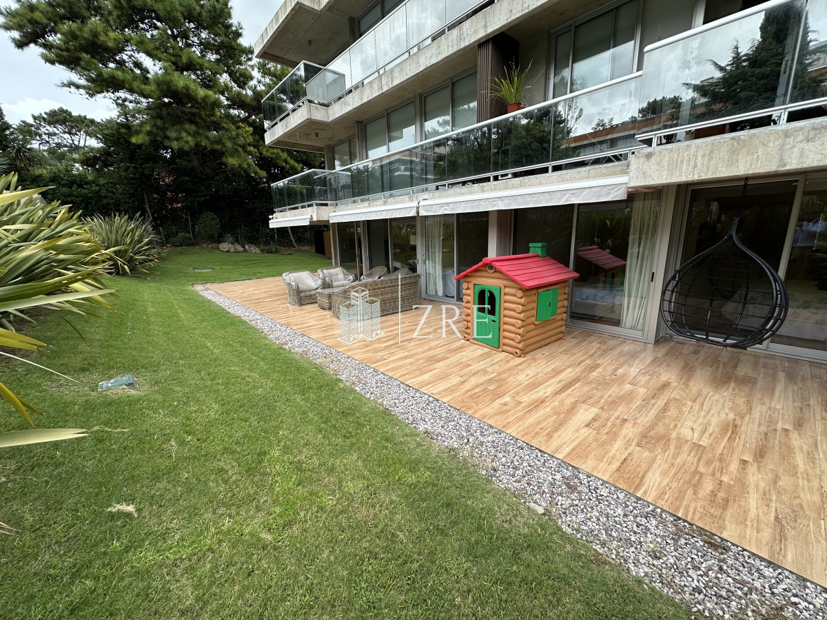 Apartamento ID.661 - Venta apartamento 3 dormitorios. Playa mansa, Punta del Este. 