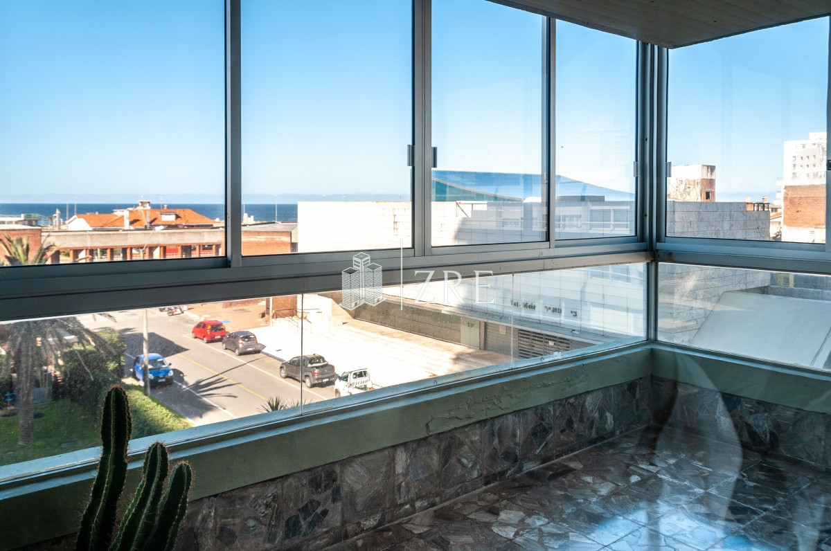 Apartamento ID.338 - Primera fila Playa Mansa, semipiso en Malecon.