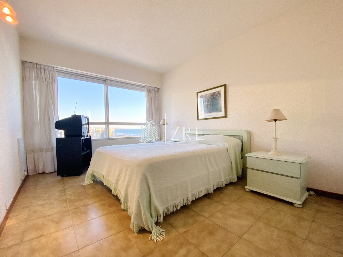 Apartamento ID.434 - Venta apartamento 3 dormitorios, piso alto, Torre tradicional en Punta del Este 