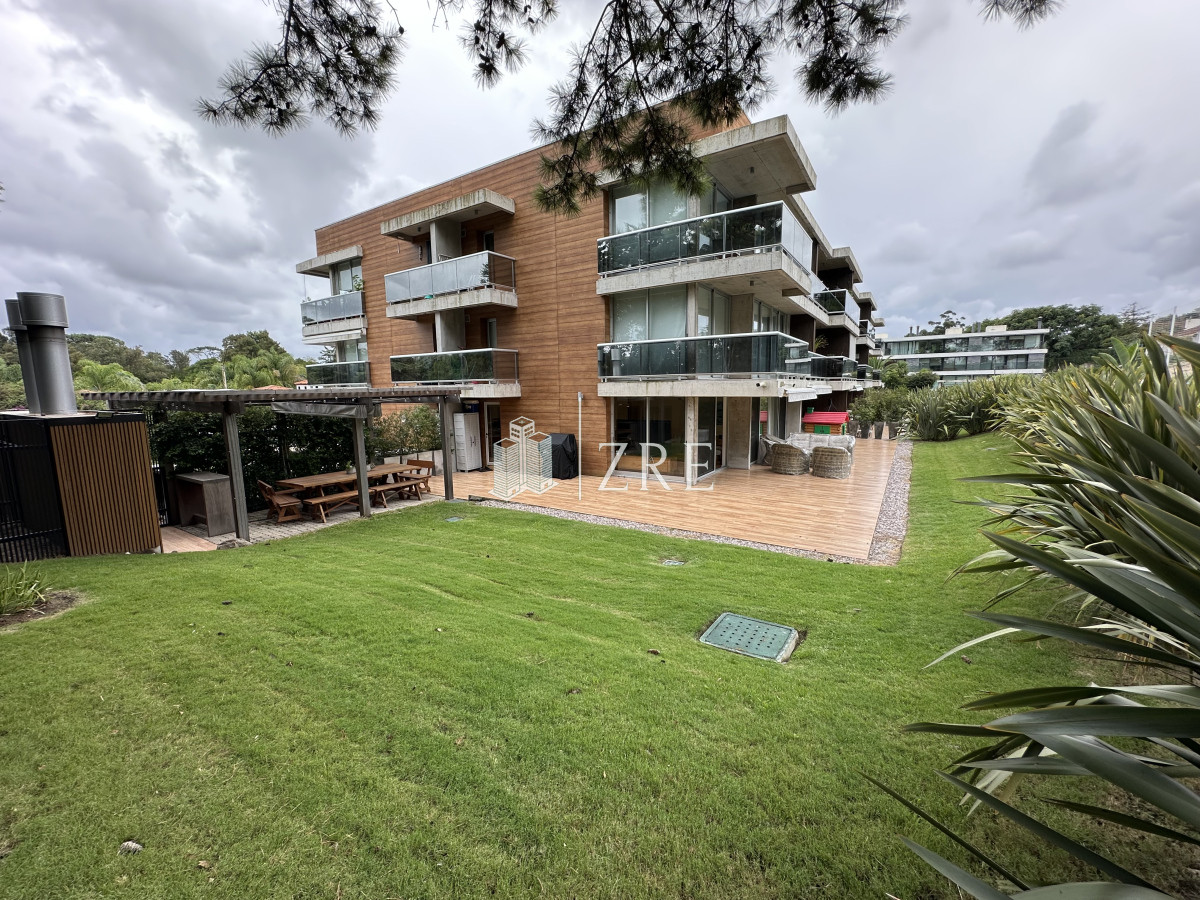 Apartamento ID.661 - Venta apartamento 3 dormitorios. Playa mansa, Punta del Este. 