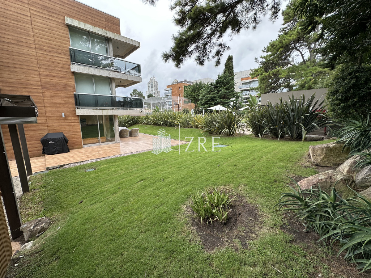 Apartamento ID.661 - Venta apartamento 3 dormitorios. Playa mansa, Punta del Este. 