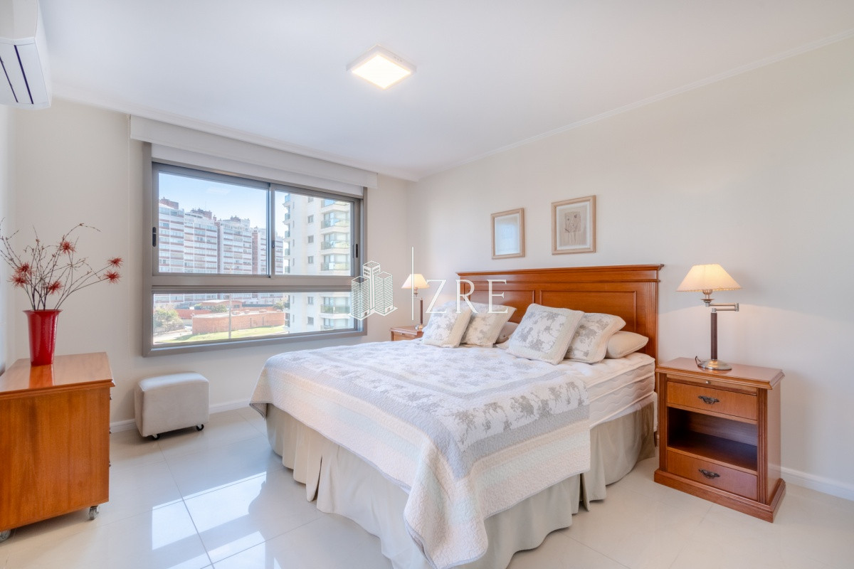Apartamento ID.513 - Venta apartamento Imperiale II tres dormitorios y servicio playa brava Punta del Este