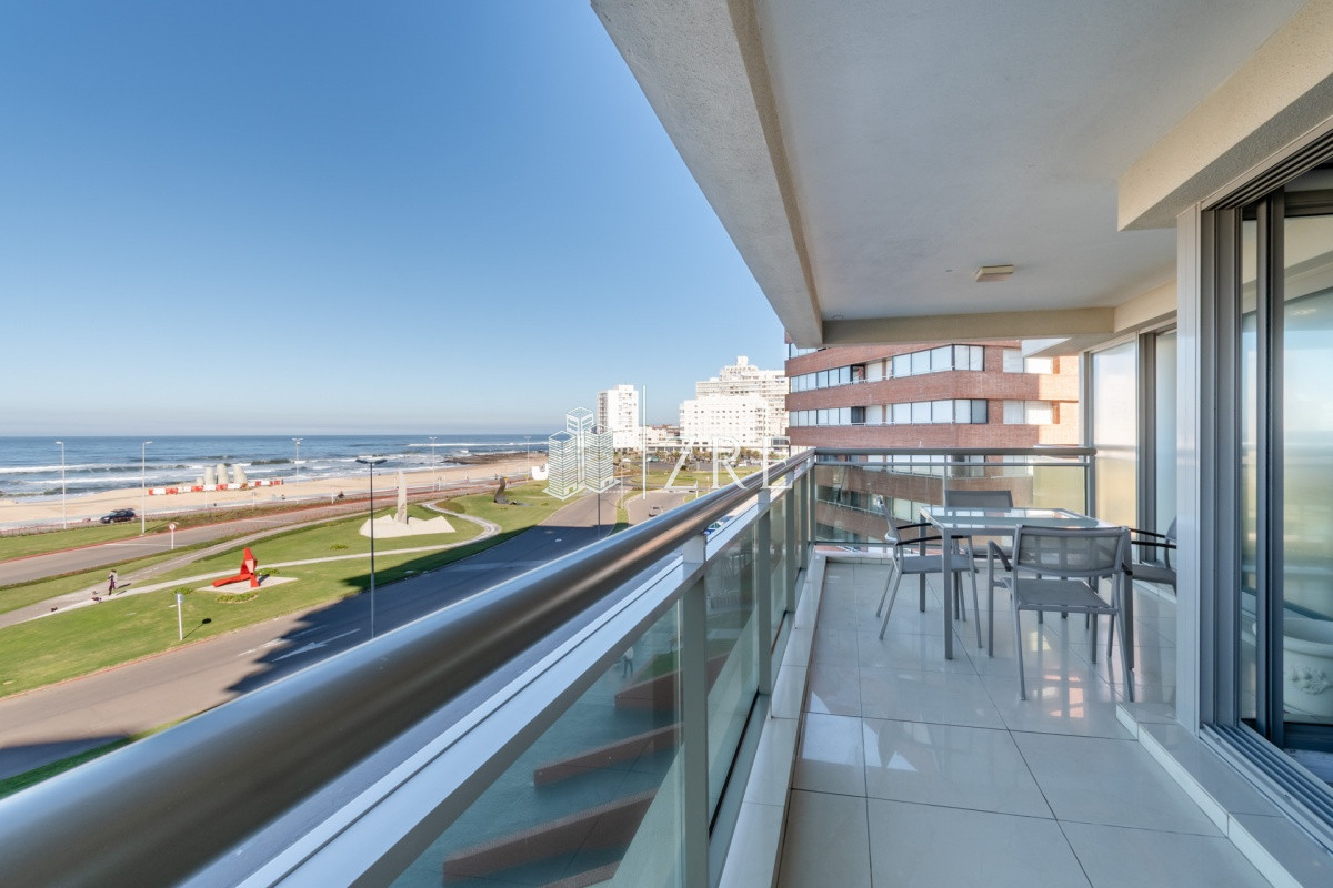 Apartamento ID.513 - Venta apartamento Imperiale II tres dormitorios y servicio playa brava Punta del Este