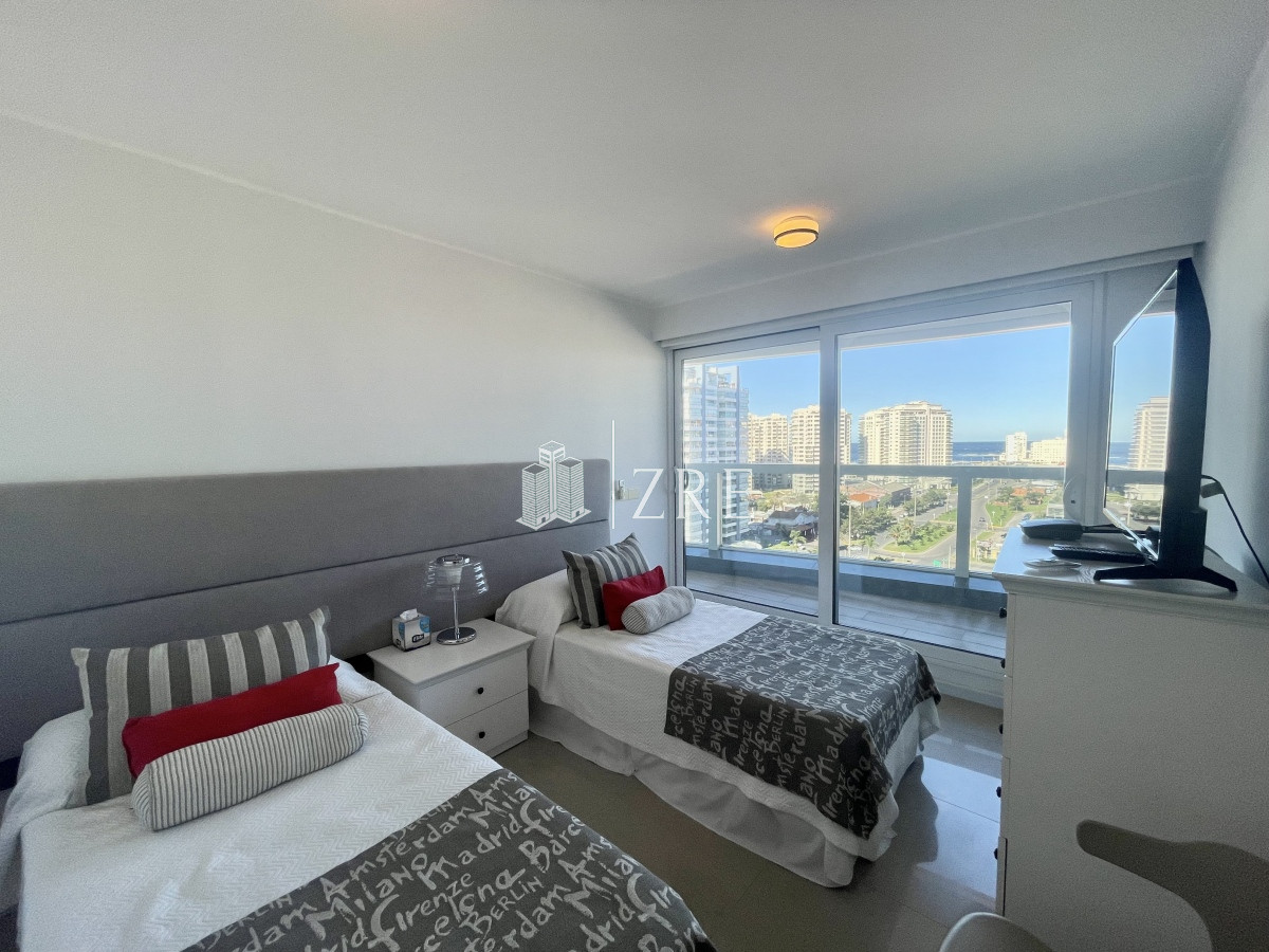 Apartamento ID.225 - Venta Departamento - 3 dormitorios + servicio - Punta Del Este -  Playa Mansa