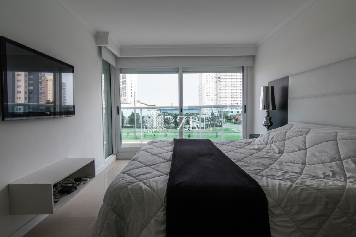 Apartamento ID.495 - Venta apartamento de 4 dormitorios a 200m del mar!