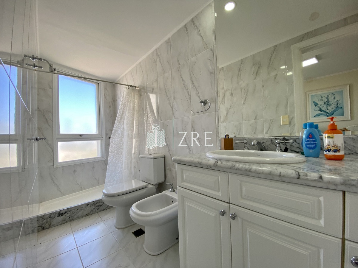 Apartamento ID.379 - Venta apartamento 3 dormitorios. Playa mansa, Punta del Este