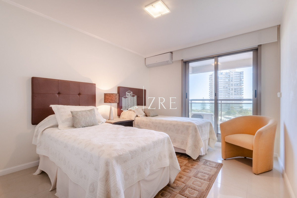 Apartamento ID.513 - Venta apartamento Imperiale II tres dormitorios y servicio playa brava Punta del Este