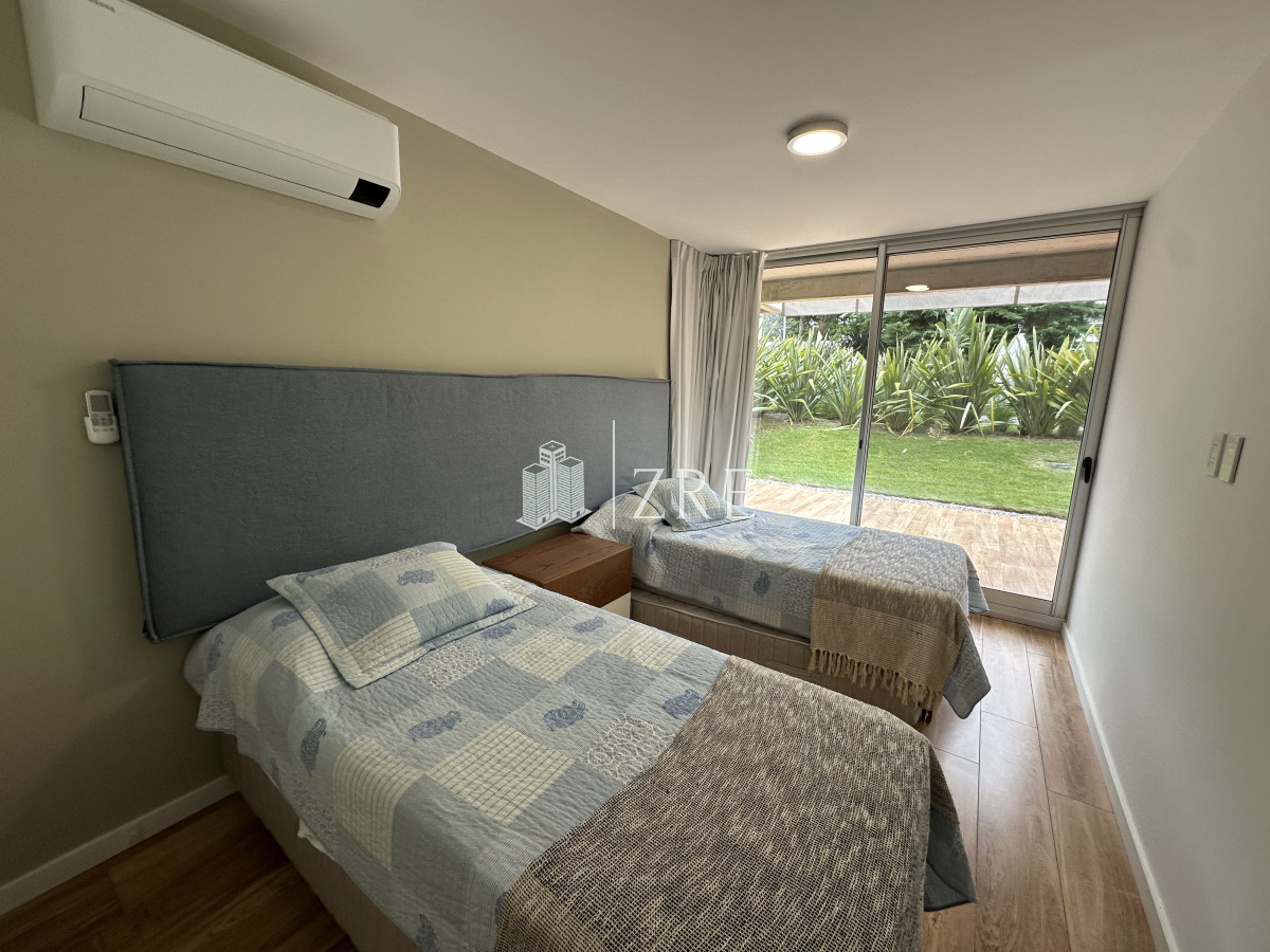 Apartamento ID.661 - Venta apartamento 3 dormitorios. Playa mansa, Punta del Este. 