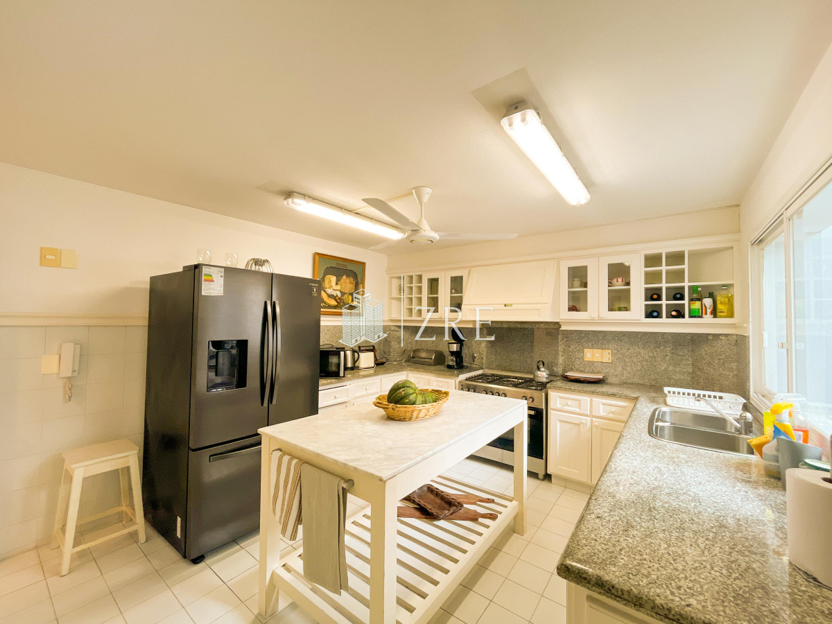 Apartamento ID.985 - Venta y alquiler apartamento en Península, Punta del Este 