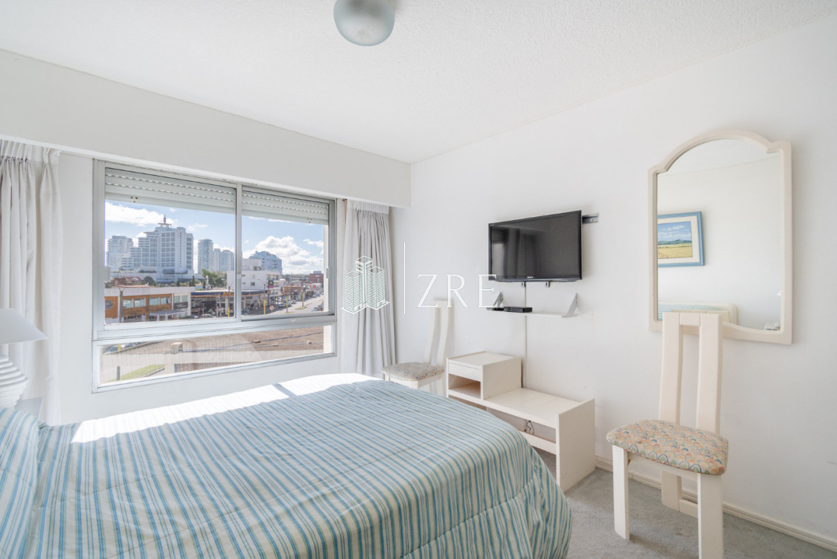 Apartamento ID.674 - Venta apartamento 3 dormitorios. Playa brava, Punta del Este. 