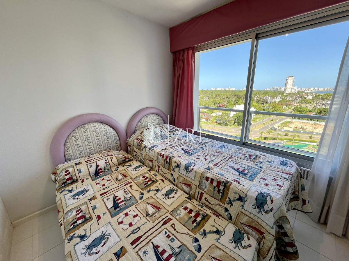 Apartamento ID.137 - Venta apartamento 3 dormitorios más dependencia, playa mansa. Punta del Este 