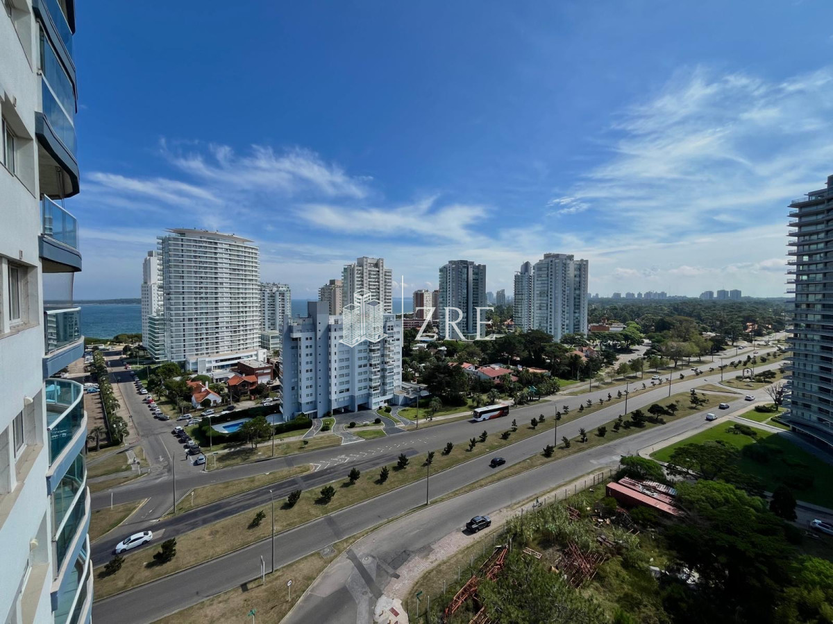 Apartamento ID.656 - Venta apartamento 2 dormitorios. Playa mansa, Punta del Este. 