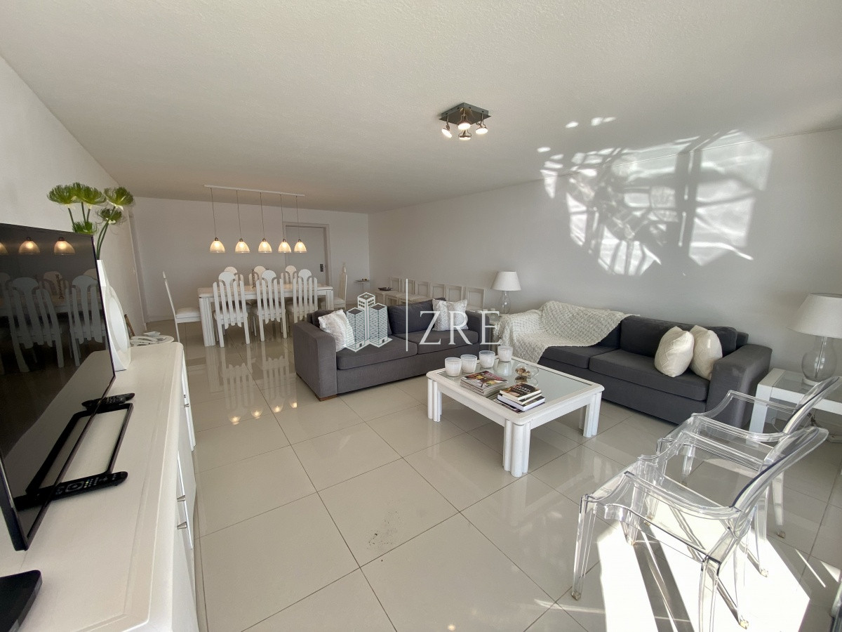 Apartamento ID.462 - Venta apartamento 4 dormitorios playa mansa Punta del Este