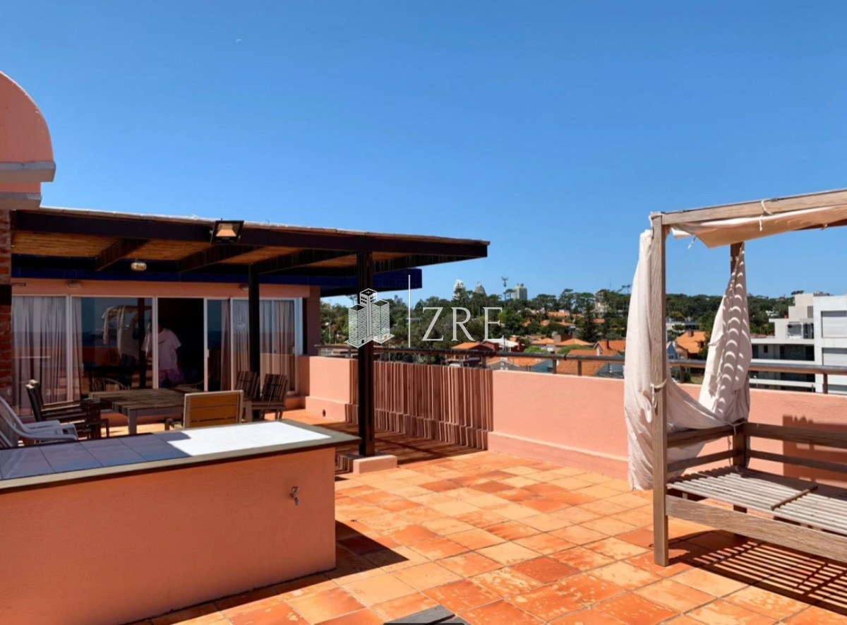 Apartamento ID.472 - Venta apartamento Frente al Mar, Playa Mansa en Venta Dos Dormitorios y Parrillero