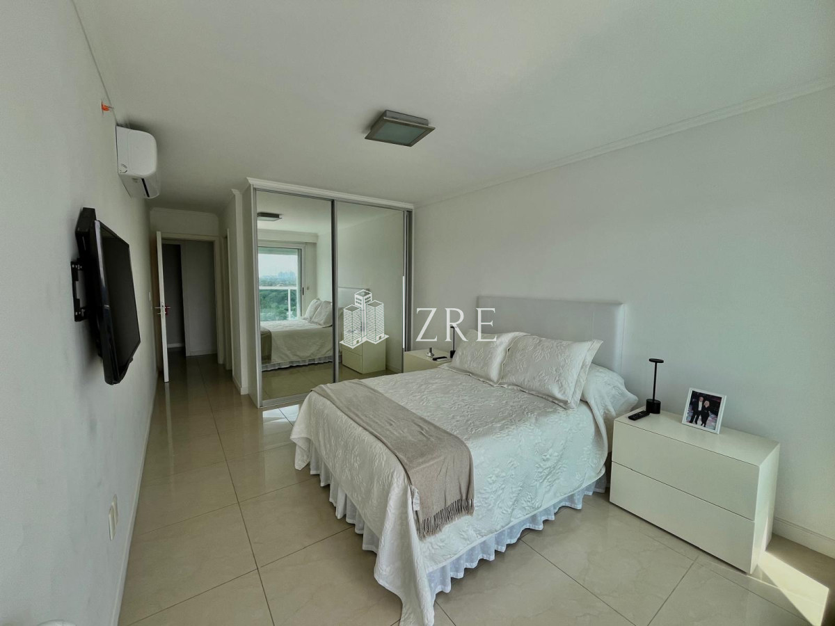 Apartamento ID.656 - Venta apartamento 2 dormitorios. Playa mansa, Punta del Este. 