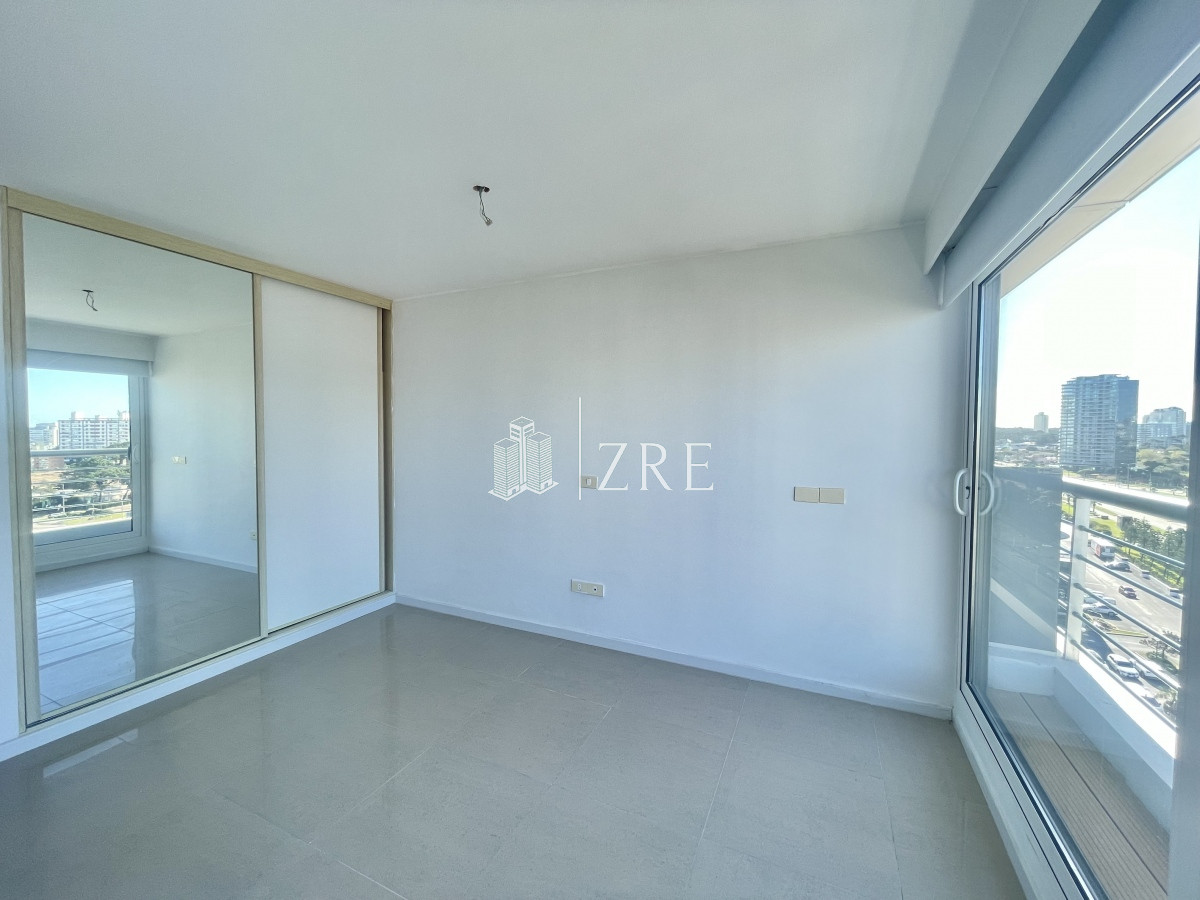 Apartamento ID.224 - Venta apartamento. 3 Dormitorios. Playa mansa, Punta del Este.