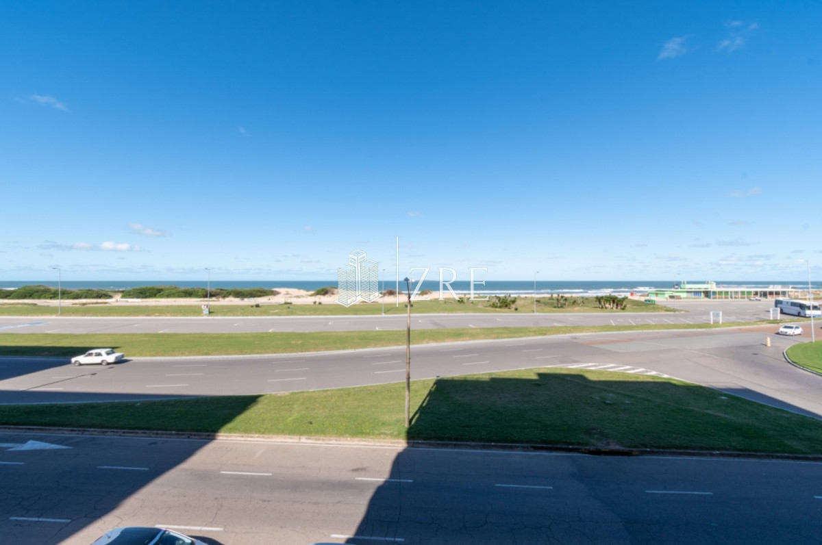 Apartamento ID.674 - Venta apartamento 3 dormitorios. Playa brava, Punta del Este. 
