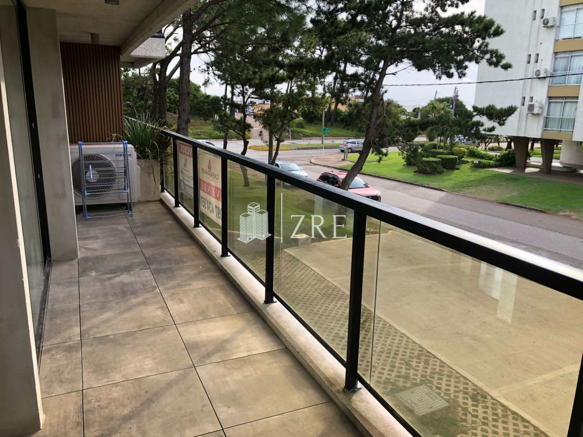 Apartamento ID.631 - Venta apartamento dos dormitorios primera linea, Mansa. Punta Del Este.