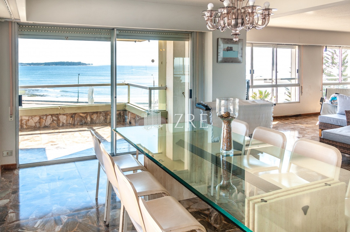 Apartamento ID.338 - Primera fila Playa Mansa, semipiso en Malecon.