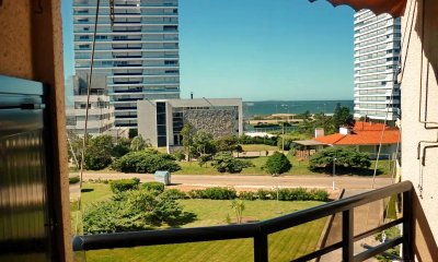 Venta apartamento de 1 dormitorio y medio y garaje. Playa Brava, Punta del Este.