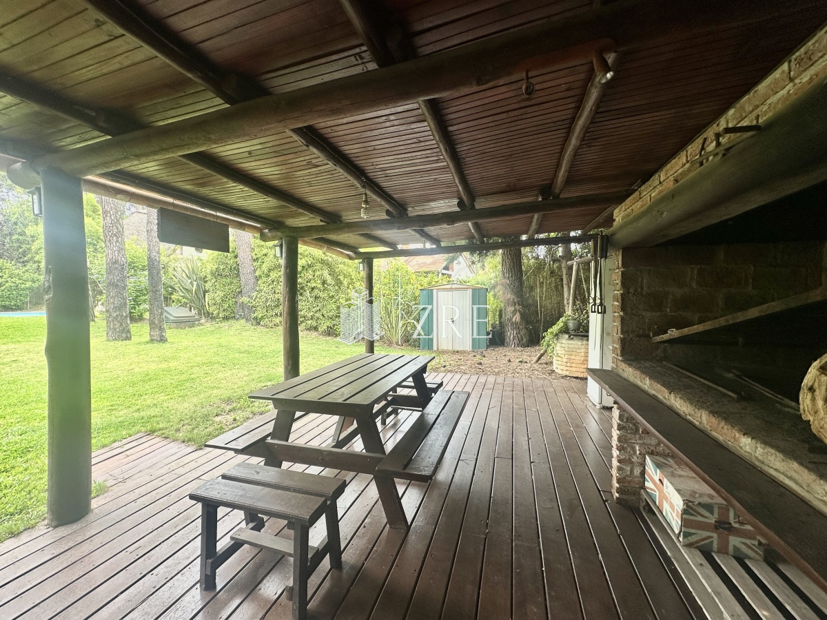 Casa ID.797 - Venta Casa Quincho - 4 Dormitorios + Pileta 