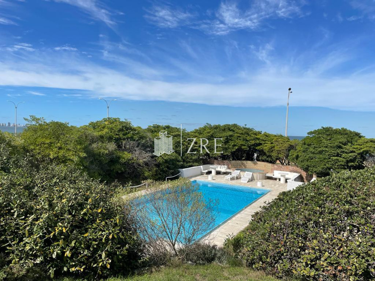 Casa ID.213 - Venta casa 5 dormitorios primera linea playa mansa Punta del Este 