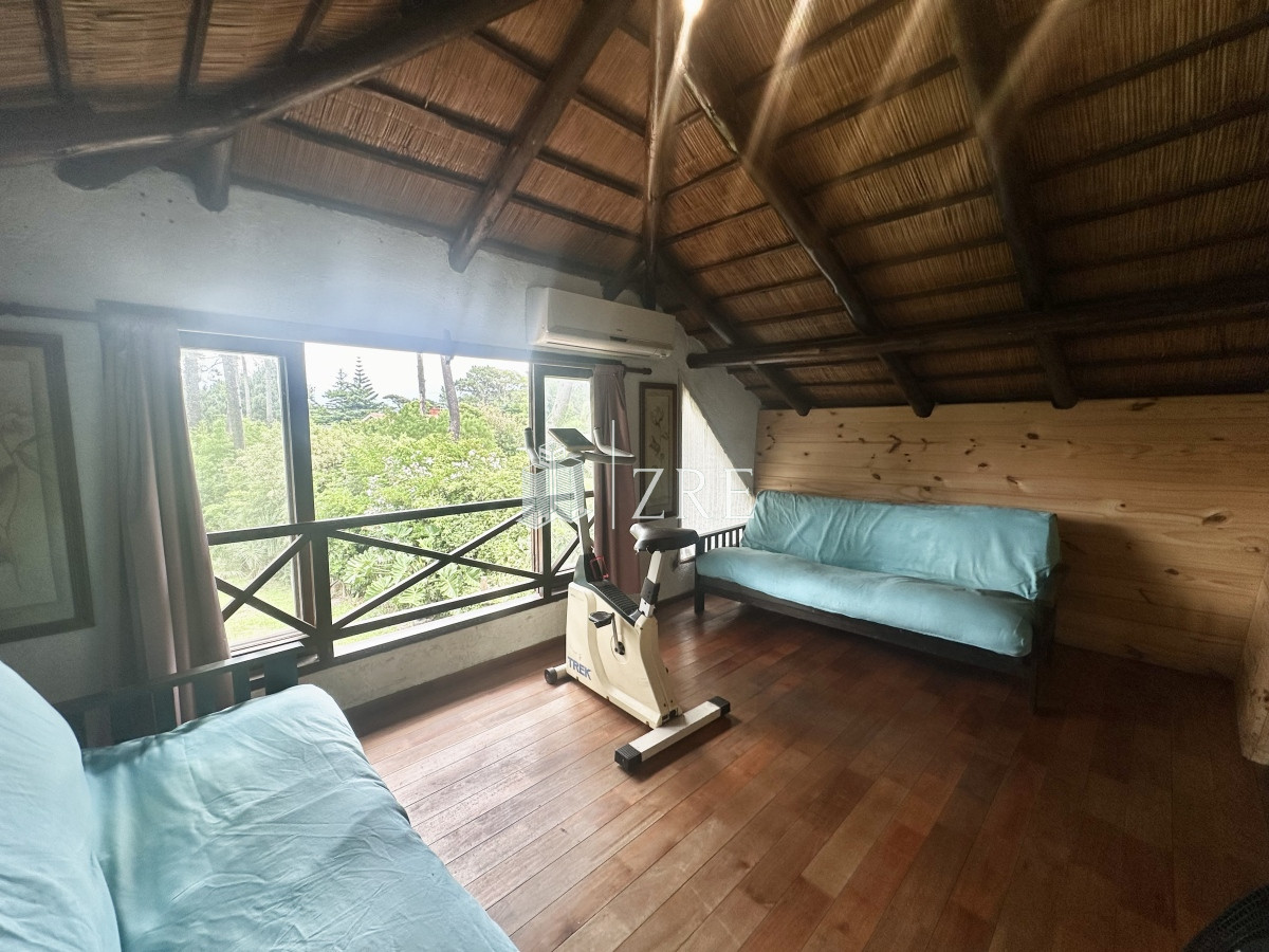 Casa ID.797 - Venta Casa Quincho - 4 Dormitorios + Pileta 