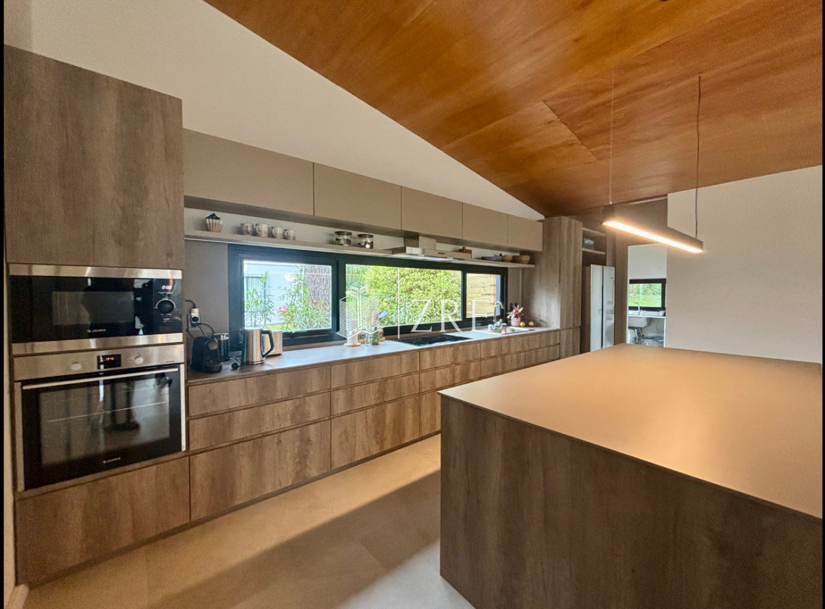 Casa ID.1353 - Casa moderna. 4 dormitorios. excelente estado 