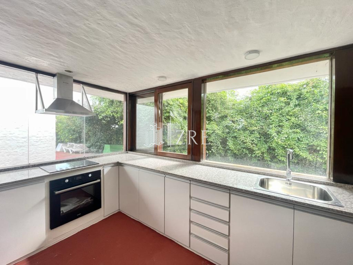 Casa ID.239 - Venta Casa sobre la ruta frente al mar Punta del Este.