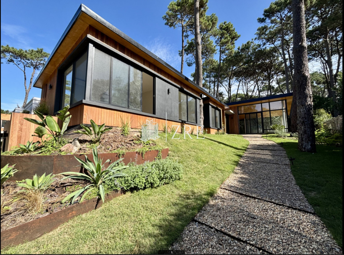 Casa ID.1353 - Casa moderna. 4 dormitorios. excelente estado 