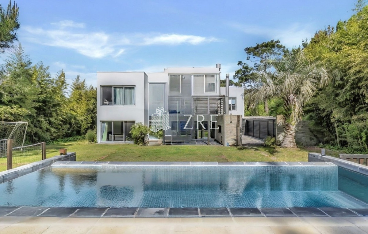 Casa ID.919 - Venta y alquiler casa 5 dormitorios. Playa brava, Punta del Este.