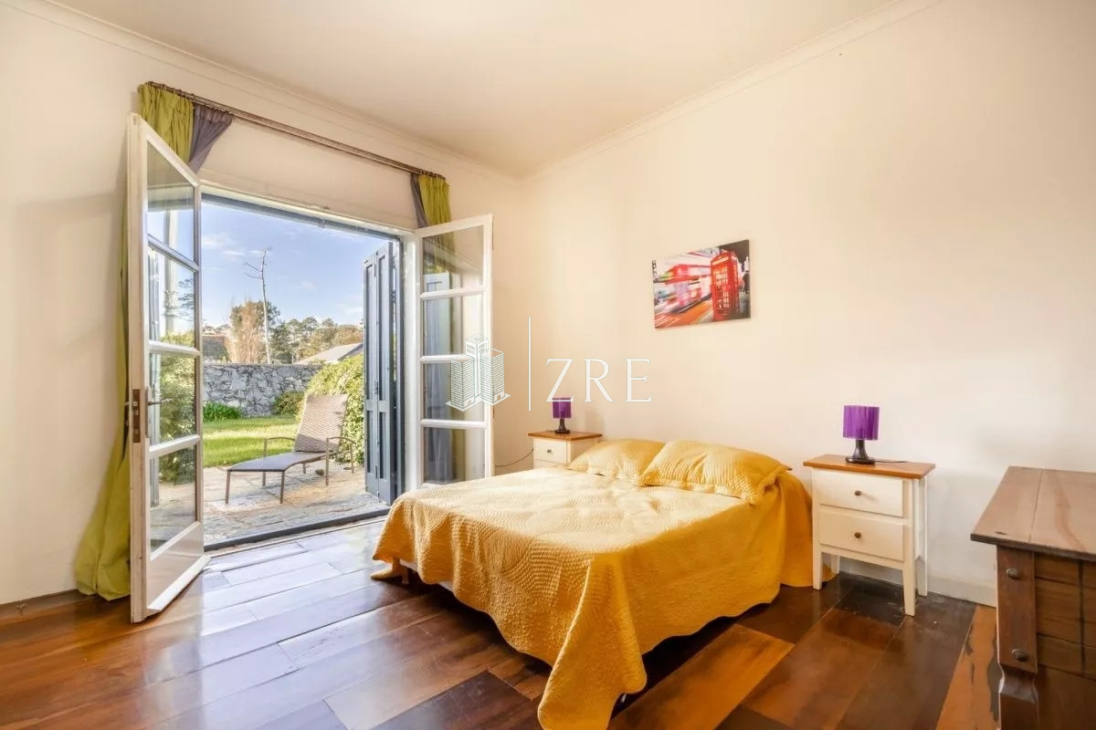 Casa ID.451 - Venta casa 8 dormitorios primera línea playa mansa Punta del Este