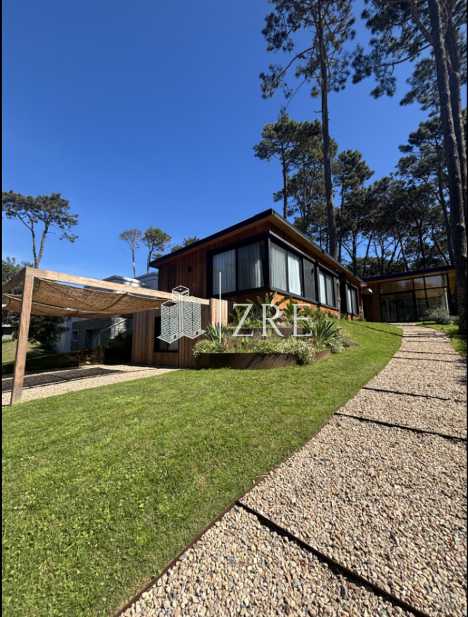 Casa ID.1353 - Casa moderna. 4 dormitorios. excelente estado 