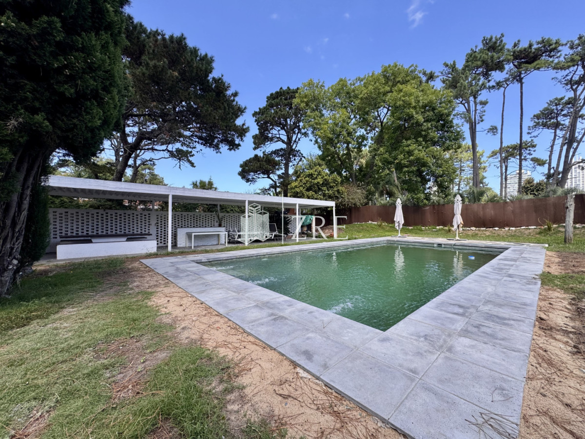 Casa ID.1350 - Venta casa 7 dormitorios, Cantegril, Punta del Este