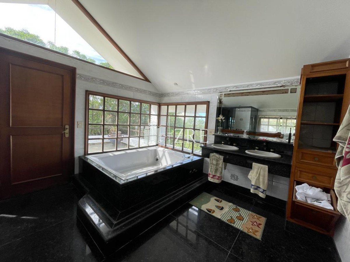 Casa ID.213 - Venta casa 5 dormitorios primera linea playa mansa Punta del Este 