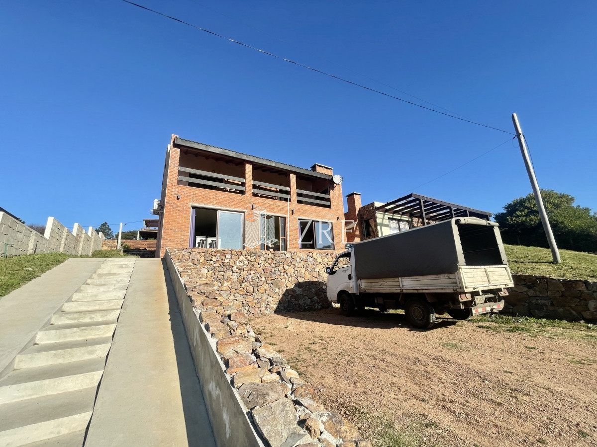 Casa ID.185 - Venta Casa - 3 dormitorios - Pileta y parrillero - Piriapolis 