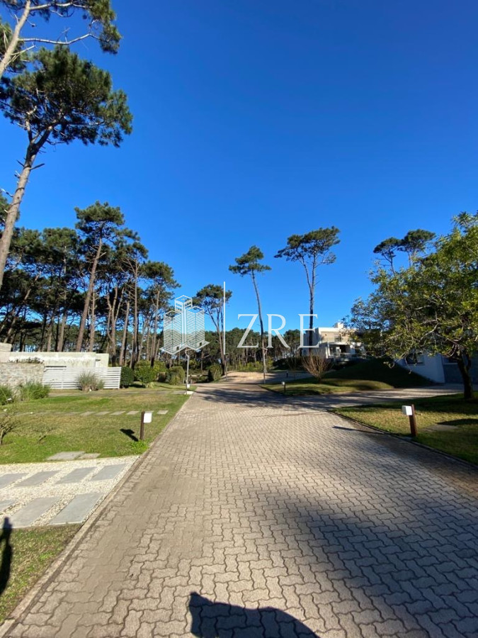 Casa ID.649 - Venta casa cuatro dormitorios. Playa Brava, Punta del este