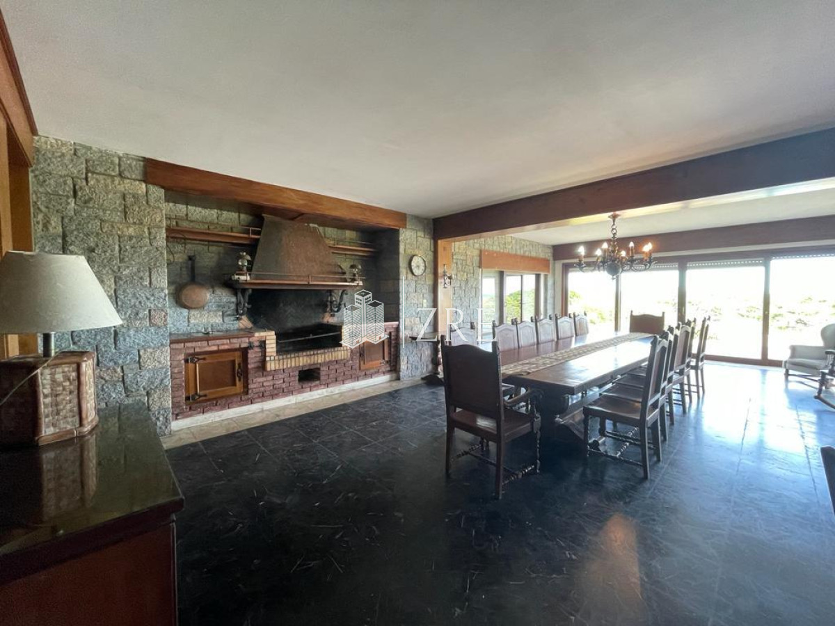 Casa ID.213 - Venta casa 5 dormitorios primera linea playa mansa Punta del Este 