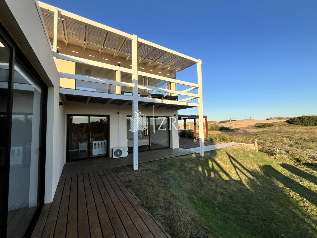 Casa ID.592 - Venta casa frente al mar con piscina 