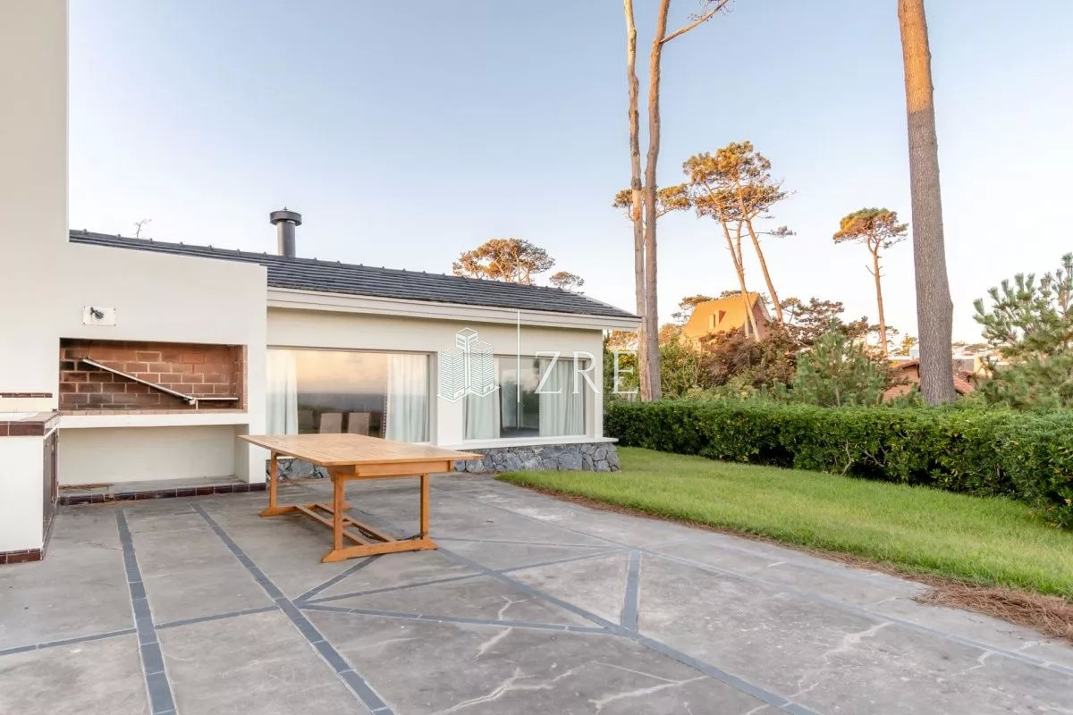 Casa ID.451 - Venta casa 8 dormitorios primera línea playa mansa Punta del Este
