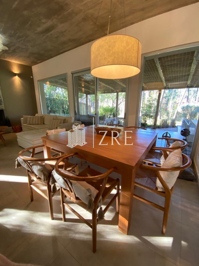 Casa ID.649 - Venta casa cuatro dormitorios. Playa Brava, Punta del este